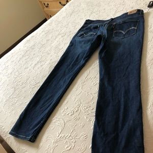 Levi’s mid rise skinny jean...size 10 short...